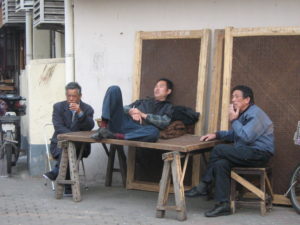 Foto di cinesi che si riposano in strada