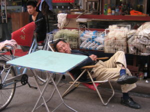 Foto di cinese che dorme in strada