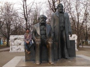 Foto di Francesco a Berlino con due statue